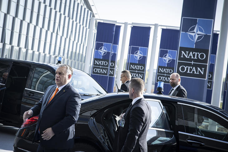 Fel kell kötniük a gatyát - Orbán Viktor miniszterelnök a NATO-tagországok állam-, illetve kormányfőinek rendkívüli brüsszeli csúcstalálkozójára érkezik 2022. március 24-én. A háttérben Szijjártó Péter külgazdasági és külügyminiszter. MTI/Miniszterelnöki Sajtóiroda/Fischer Zoltán 