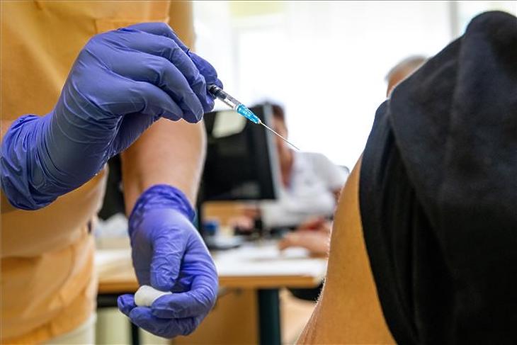 Alig nő az oltottak száma itthon, két koronás beteg elhunyt
