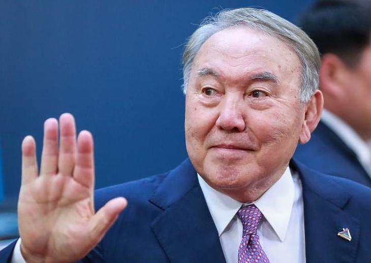 Miért vonul a színfalak mögé? – királycsináló marad a kazah diktátor