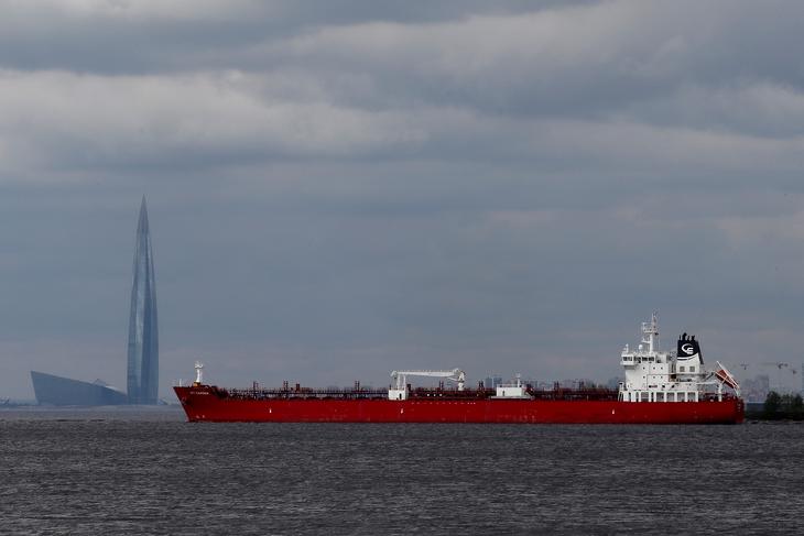 LNG: lemaradt a Gazprom. A távolban a cég jellegzetes alakú központi épülete Szentpétervárott. Fotó: EPA/ANATOLY MALTSEV