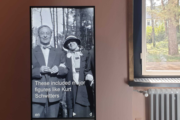 Kurt Schwitters német dadaista festőművész szintén a negyed lakója volt – itt is gyakorta rendeztek hajnalig tartó partikat