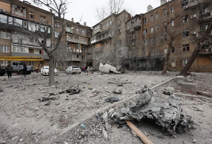 Megsérült autó és roncsok Harkivban 2023. december 8-án, miután orosz rakétatámadás érte a kelet-ukrajnai várost. Legalább egy ember megsebesült. Fotó: MTI/EPA