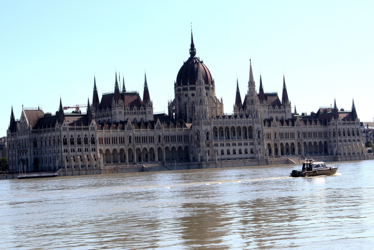 A Parlament is megúszta