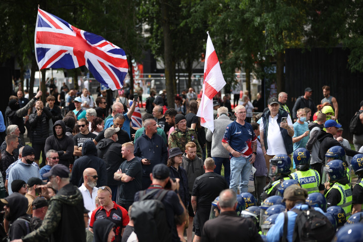Brit zászlókat lengető tüntetők Manchesterben 2024. augusztus 3-án