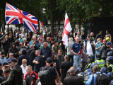 Brit zászlókat lengető tüntetők Manchesterben 2024. augusztus 3-án