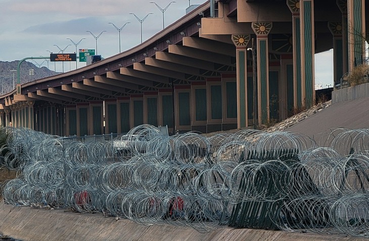 Szögesdrót kerítés az amerikai-mexikói határon. Fotó: EPA / Lius Torres