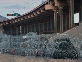 Szögesdrót kerítés az amerikai-mexikói határon. Fotó: EPA / Lius Torres