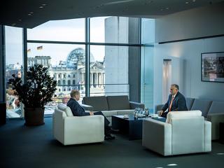 A nap képe: kis asztalhoz ültették Orbán Viktort Berlinben