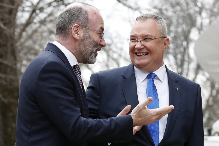 Manfred Weber, az Európai Néppárt (EPP) elnöke (b) és Nicolae Ciuca, a kormányzó román Nemzeti Liberális Párt (PNL) és a szenátus elnöke a PNL bukaresti székházánál 2024. március 5-én, az EPP kétnapos kongresszusának előestéjén