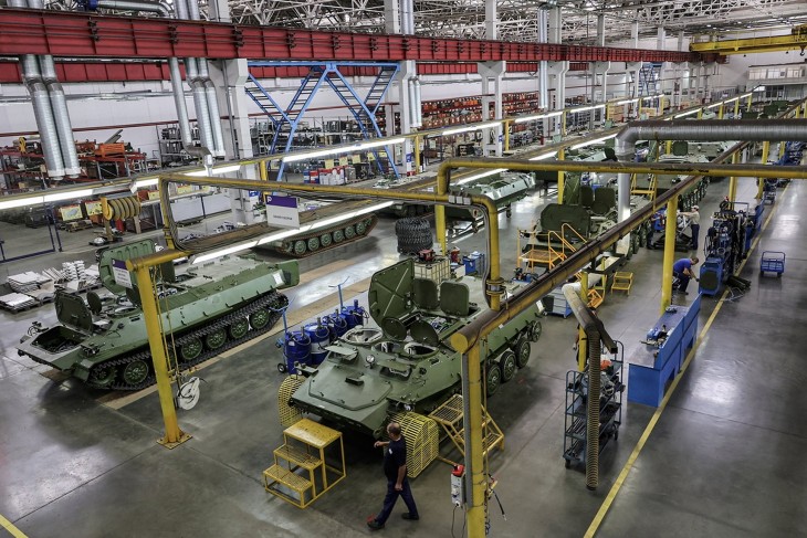 Az orosz védelmi minisztérium által közreadott képen a katonai páncélozott járműveket gyártó tatárföldi üzem az orosz védelmi miniszter látogatása alatt, 2023. július 11-én, az Ukrajna elleni orosz háború idején. Fotó: MTI/EPA/Orosz védelmi minisztérium 