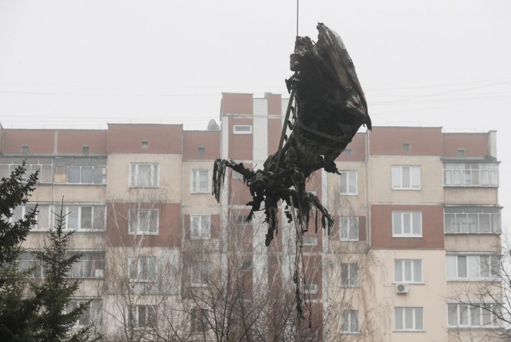 A mentőszolgálatok kiemelik a helikopter roncsát január 18-án. Fotó: EPA/SERGEY DOLZHENKO