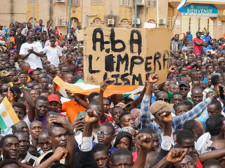 Amerika is pénzmegvonással fenyeget, továbbra is feszült a nigeri helyzet