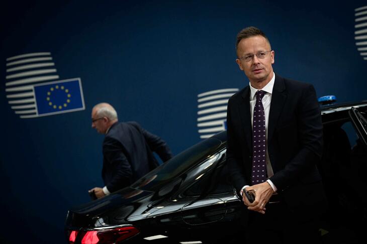 Szijjártó Péter külügyminiszterként is büszke az autókra