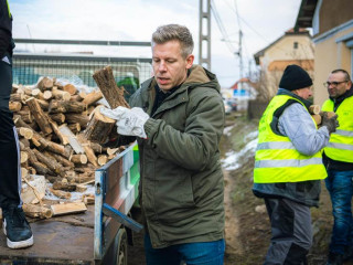Magyar Péter fát hoz a rászorulóknak
