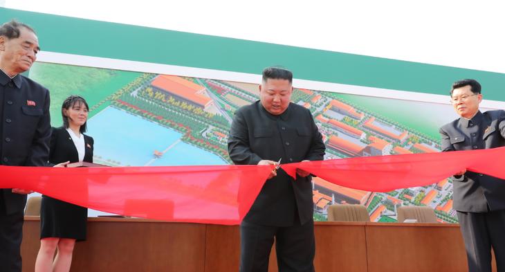 Kim Dzsong-Un műtrágyagyárat ad át. Fotó: KCNA