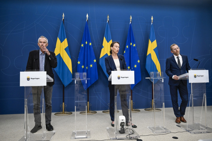 Magnus Gisslén svéd járványügyi főorvos, Olivia Wigzell, a Népegészségügyi Ügynökség főigazgatója és Jakob Forssmed svéd szociális ügyi miniszter sajtótájékoztatót tart az mpox (majomhimlő) svédországi megjelenéséről Stockholmban 2024. augusztus 15-én. Az ország első majomhimlős megfertőződését jelentették be Svédországban, és ez az Mpox-Klade I vírusváltozat első Afrikán kívüli diagnosztizálása. Az előző napon az Egészségügyi Világszervezet (WHO) nemzetközi horderejű egészségügyi veszélyhelyzetet rendelt el az mpox Afrikában terjedő új variánsa miatt.