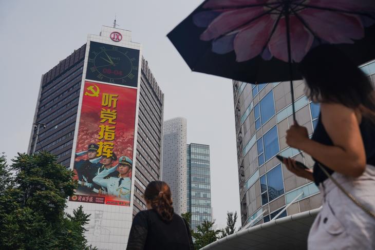 A kínai Népi Felszabadító Hadsereg megalakulásának 95. évfordulójáról megemlékező hirdetés egy pekingi irodaház falán 2022. augusztus 4-én. A Tajvant magáénak tekintő Kína szuverenitása megsértésének tekinti Nancy Pelosi amerikai képviselőházi elnök előző napi tajvani látogatását, és válaszul több hadgyakorlatot jelentett be a sziget körül, amelyek egy része benyúlik a tajvani vizekre is. Fotó: MTI/EPA/Vu Hao