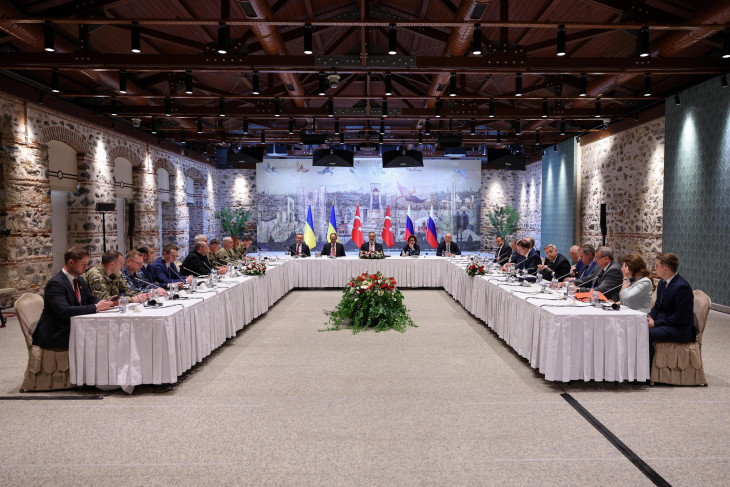 Bal oldalon az ukrán, jobb oldalon az orosz küldöttség, középen Hakan Fidan török külügyminiszter az isztambuli Dolmabahce palotában