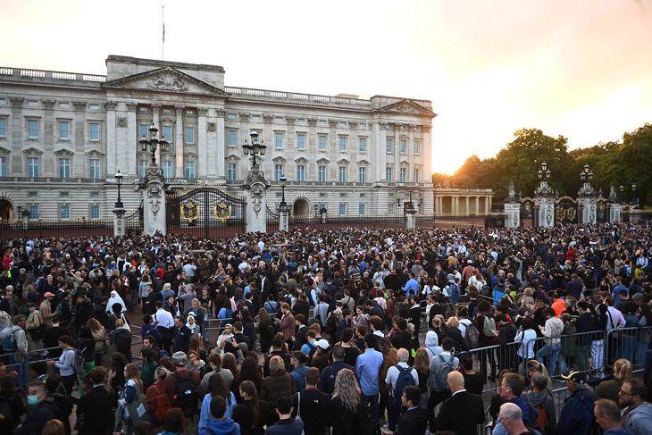 Gyászolók a Buckingham-palota előtt 2022. szeptember 8-án. Fotó: EPA/NEIL HALL 