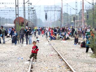 Csökken a migránsok száma, ezért befogadóközpontokat zár be Szerbia