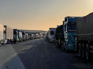 Segélyszállító teherautók várakoznak Rafahnál, a gázai-egyiptomi határ egyiptomi oldalán 2024. május 7-én 