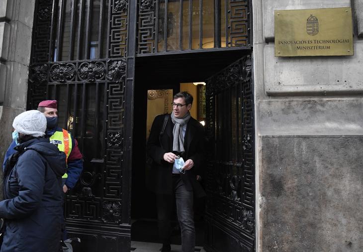 Karácsony Gergely reggel metróra ült, és elment a 12 milliárd forintért