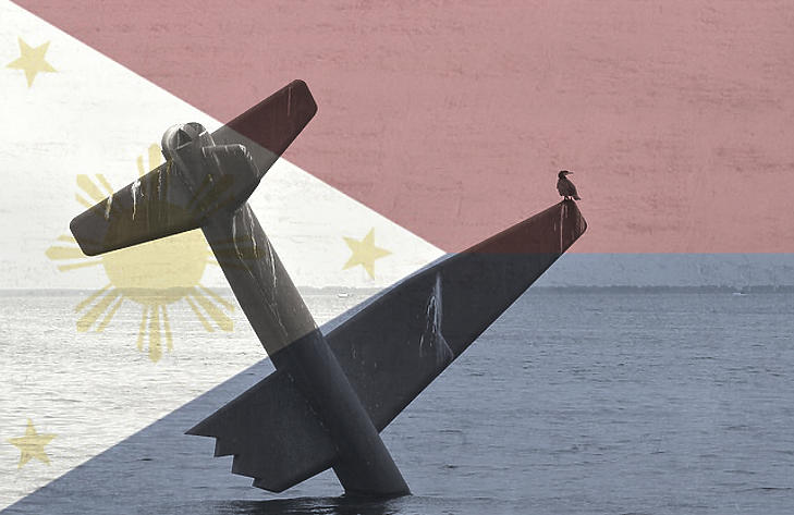 Lakóépületbe zuhant egy kisrepülő