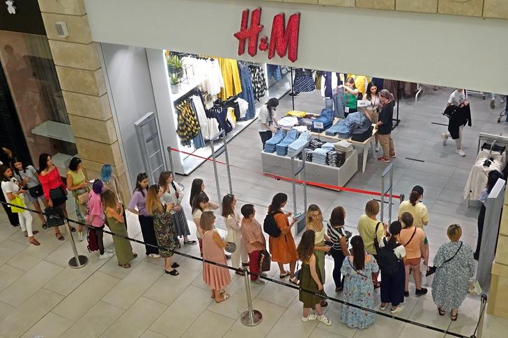 A H&M is kivonul Oroszországból. Sorban álló emberek a divatlánc üzlete előtt a moszkvai Metropolis bevásárlóközpontban 2022. augusztus 3-án. Fotó:  EPA/MAXIM SHIPENKOV
