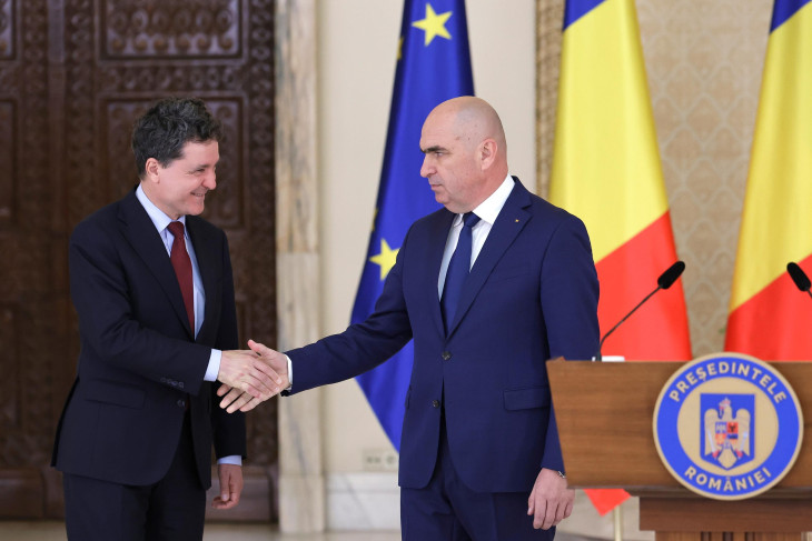 Nicusor Dan román elnök kezet fog Ilie Bolojannal, a szenátus és a Nemzeti Liberális Párt elnökével 2025. június 20-án, miután bejelentette, hogy a politikust megbízta kormányalakítással