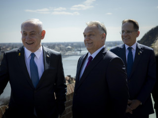 A Miniszterelnöki Sajtóiroda által közreadott képen Orbán Viktor miniszterelnök (k) fogadja Benjámin Netanjahu izraeli kormányfőt (b) a Karmelita kolostorban 2025. április 3-án. 
