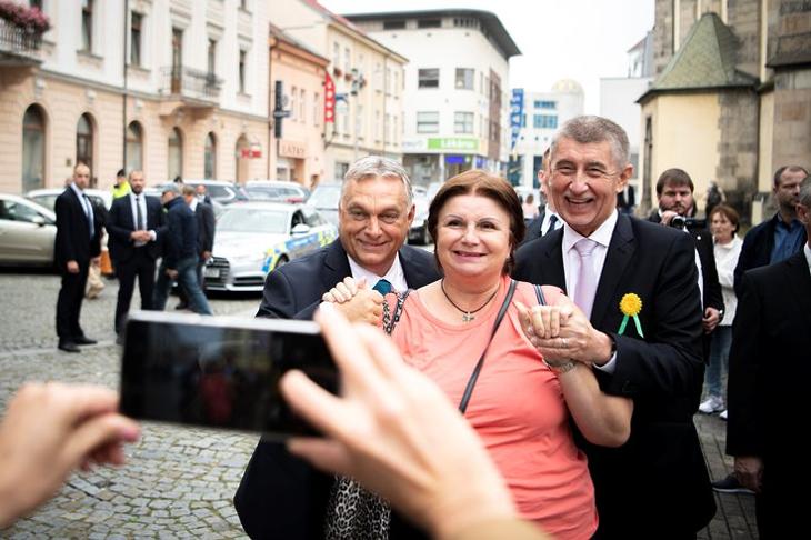 Egy nyelvet beszélnek: Orbán Viktor és Andrej Babis egy helyi polgárral fotózkodik Usti nad Labemben 2021. szeptember 29-én. MTI/Miniszterelnöki Sajtóiroda/Benko Vivien Cher