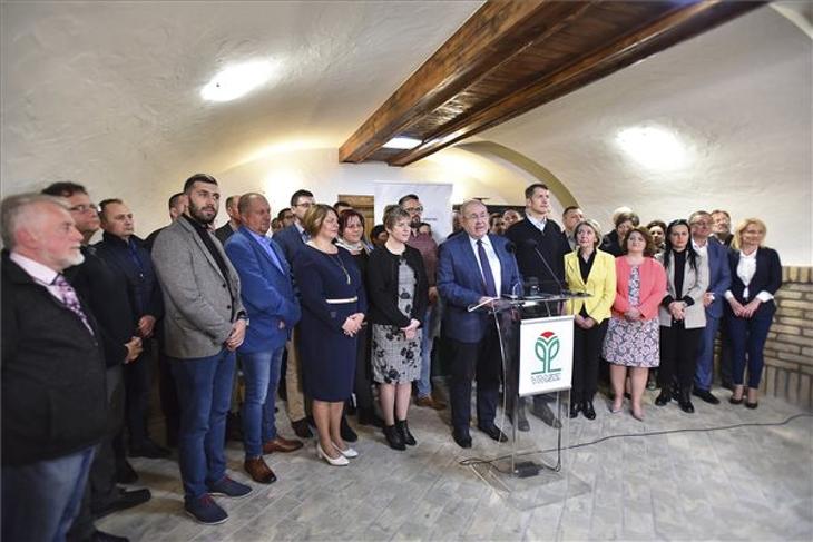 Pásztor István, a Vajdasági Magyar Szövetség (VMSZ) elnöke sajtótájékoztatót tart Szabadkán, a párt székházában 2022. április 3-án, az előrehozott szerbiai parlamenti választások, valamint elnökválasztás napján.  Fotó: MTI