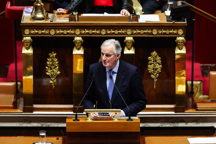 A távozó Michel Barnier francia kormányfő feszültséget hagy maga után