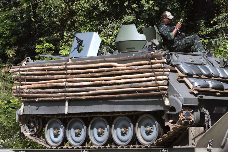 Thaiföldi katona egy fegyvert szállító, páncélozott harci járművön Thaiföld északkeleti részén, Szurin tartományban 2025. december 12-én, a Thaiföld és Kambodzsa között kiújult összecsapások idején
