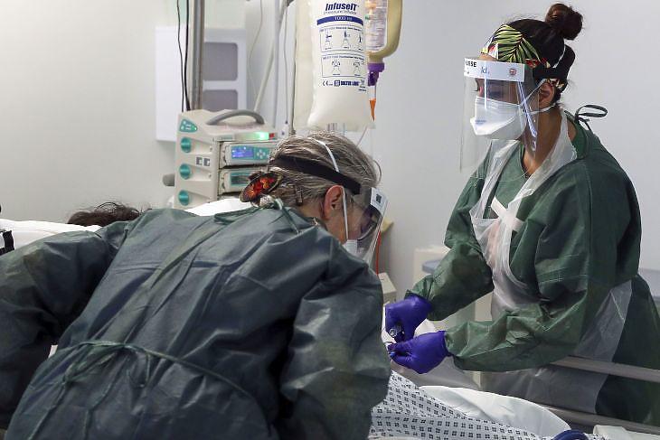Nővérek kezelnek egy koronavírusos beteget a Frimley Park kórház intenzív osztályán Surrey-ben Nagy-Britanniában (Fotó:  EPA/Steve Parsons)