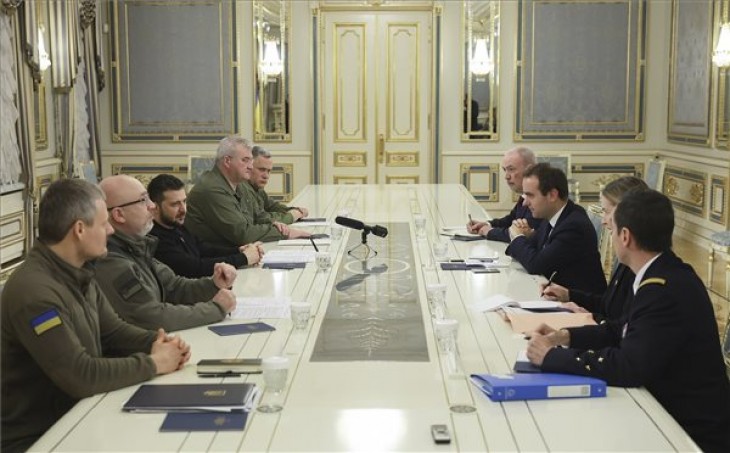 Az ukrán elnöki sajtószolgálat által közreadott képen Volodimir Zelenszkij ukrán elnök (b3) és Sebastien Lecornu francia védelmi miniszter (j3) megbeszélést folytat Kijevben 2022. december 28-án. Fotó: MTI/EPA/Ukrán elnöki sajtószolgálat