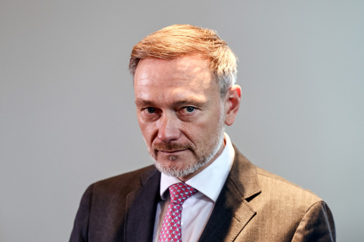 Megviselték a történtek – Christian Lindner érkezik a berlini kancellári hivatalba 2024. november 6-án