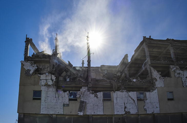 Ipari létesítmény épületének romjai Harkivban 2022. július 31-én, miután az éjjel orosz rakétatámadás érte a kelet-ukrajnai várost. Fotó: MTI/EPA/Szergej Kozlov