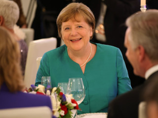  Angela Merkel volt német kancellár (k) az Emmanuel Macron francia elnök tiszteletére tartott fogadáson a berlini Bellevue államfői rezidencián 2024. május 26-án. Legutóbb 24 éve tett francia elnök hivatalos államfői látogatást Németországban. 