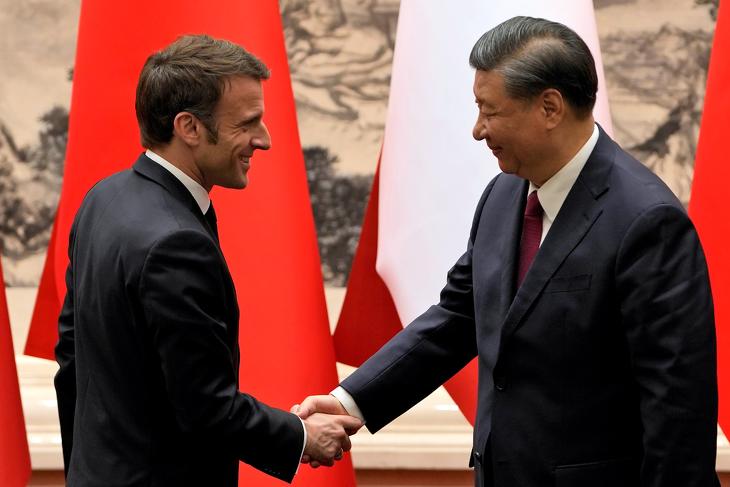 Emmanuel Macron francia elnök és Hszi Csin-ping kínai elnök Pekingben 2023. április 6-án. Akkor még nevettek egymásra, de mi lesz most? 