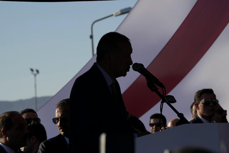 Odaszúrt Benjámin Netanjahunak is. Fotó: MTI/AP/Petrosz Karadzsiasz