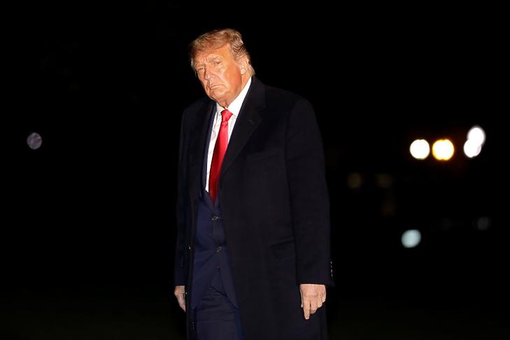 Donald Trump a Fehér Háznál Washingtonban 2020.  október elsején, visszatérőben egy kampányrendezvényről. EPA/Yuri Gripas