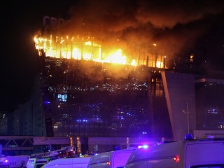 A lángoló Crocus City Hall épülete a Moszkva közeli Krasznogorszkban 2024. március 22-én. Fotó: EPA/VASILY PRUDNIKOV 
