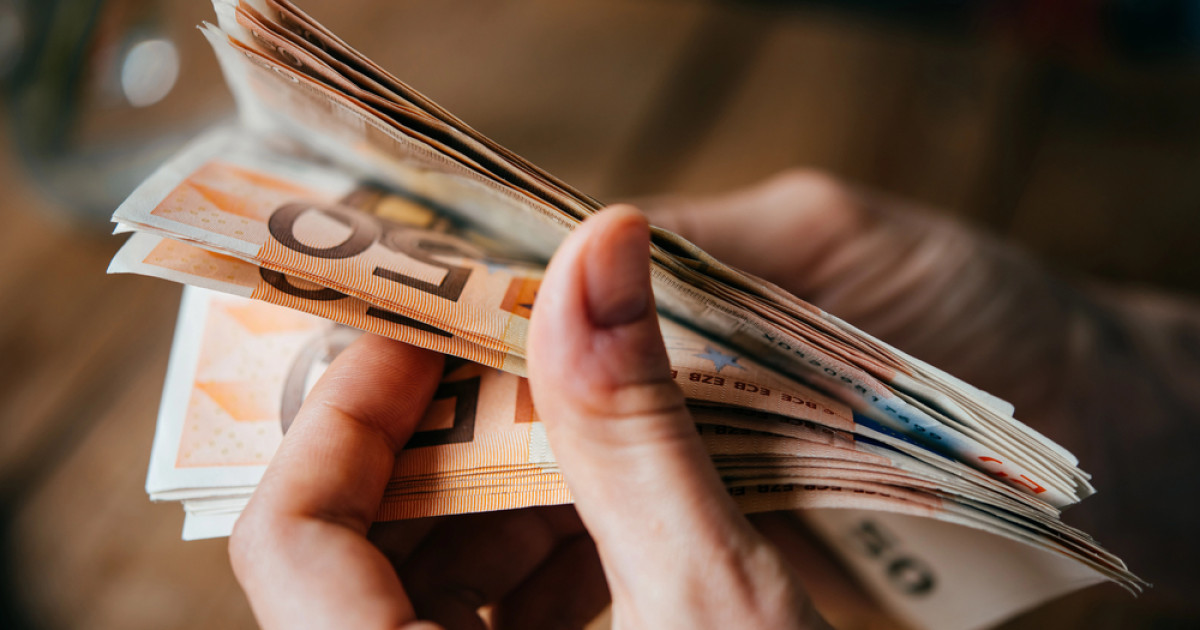 Lendületben a forint, 400 alatt euró Kép
