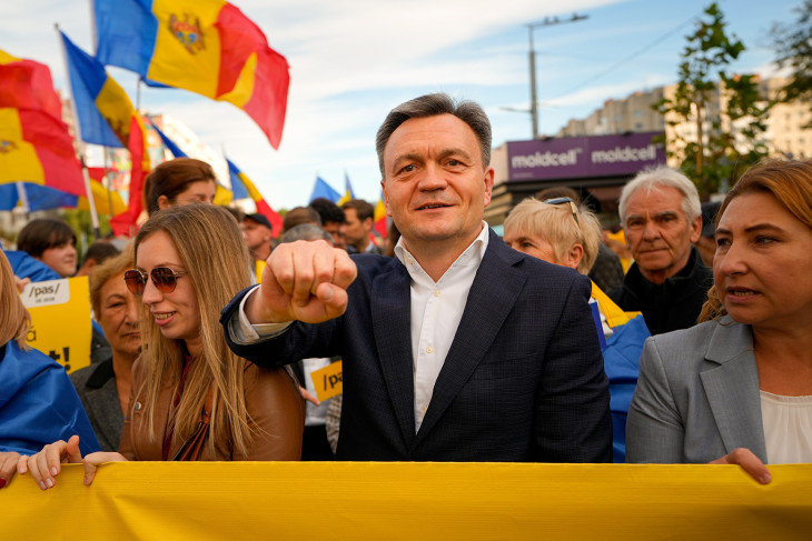 Dorin Recean moldovai miniszterelnök a kormányzó Cselekvés és Szolidaritás Pártja (PAS) támogatóival kampányfelvonuláson Kisinyovban 2025. szeptember 26-án, két nappal a moldovai parlamenti választások előtt