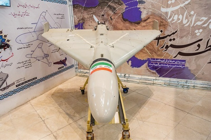 Egy Shahed-136 drón az Iszlám Forradalmi Gárda légierejének vívmányait bemutató kiállításon Qomban 2023 márciusában. Fotó: Tasnim News Agency / Wikimedia Commons
