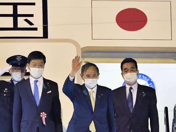 Szuga Josihide japán miniszterelnök integet, mielőtt elindul a repülőtérre a tokiói kormányfői rezidenciáról 2021. április 15-én. (Fotó: MTI/AP/Kyodo News/Goto Szadajuki)