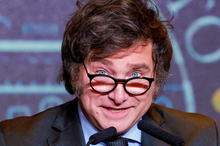 Javier Milei, Argentína jövendőbeli elnöke győzelmi beszéde közben Buenos Airesben  2023. november 19-én. Fotó: EPA/Juan Ignacio Roncoroni