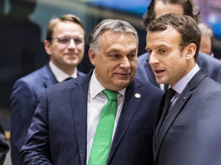Orbán Viktor győzködi fél Európa – Macron is beszáll