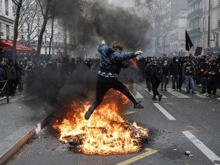 Egyre durvábbak a francia tüntetések, rengeteg rendőr sérült meg
